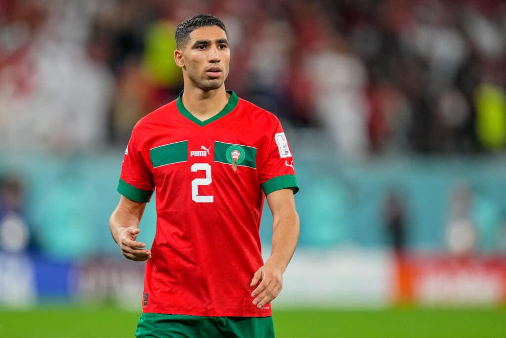 أشرف حكيمي يواصل صناعة المجد.. قائد المغرب يصبح الأكثر مشاركة أفريقيًا في تاريخ كأس العالم ويقود "أسود الأطلس" إلى ربع النهائي